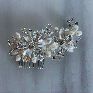NWT diamond and pearl flower hairpin